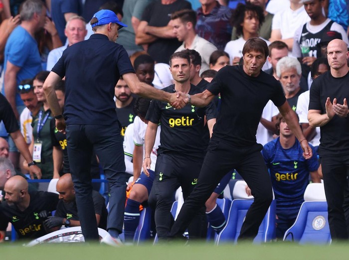 LONDON, ENGLAND - AUGUST 14: Chelsea Head Coach Thomas Tuchel and Tottenham Hotspur Head Coach Antonio Conte clash after the Premier League match between Chelsea FC and Tottenham Hotspur at Stamford Bridge on August 14, 2022 in London, United Kingdom. (Photo by Marc Atkins/Getty Images)