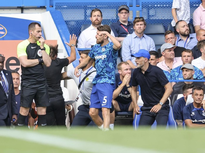 LONDON, ENGLAND - AUGUST 14: Head Coach Antonio Conte of Tottenham Hotspur celebrates by leaping hands raised in front of Chelsea Head Coach Thomas Tuchel and ending up in the home tunnel after Harry Kane of Tottenham Hotspur scores a goal to make it 2-2 during the Premier League match between Chelsea FC and Tottenham Hotspur at Stamford Bridge on August 14, 2022 in London, England. (Photo by Robin Jones/Getty Images)