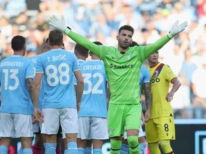 Baru 6 Menit Debut di Serie A, Kiper Lazio Ini Langsung Diusir Wasit!