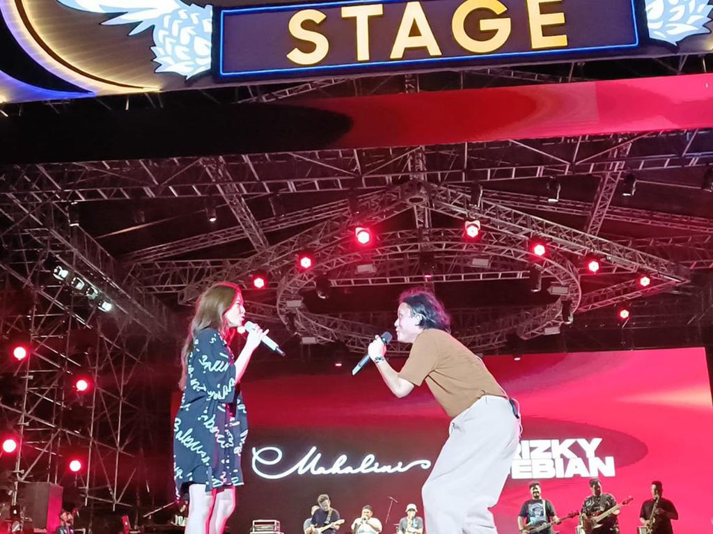 Rizky Febian dan Mahalini Bikin Baper di Prost Fest 2022 Rizky Febian dan Mahalini Bikin Baper di Prost Fest 2022