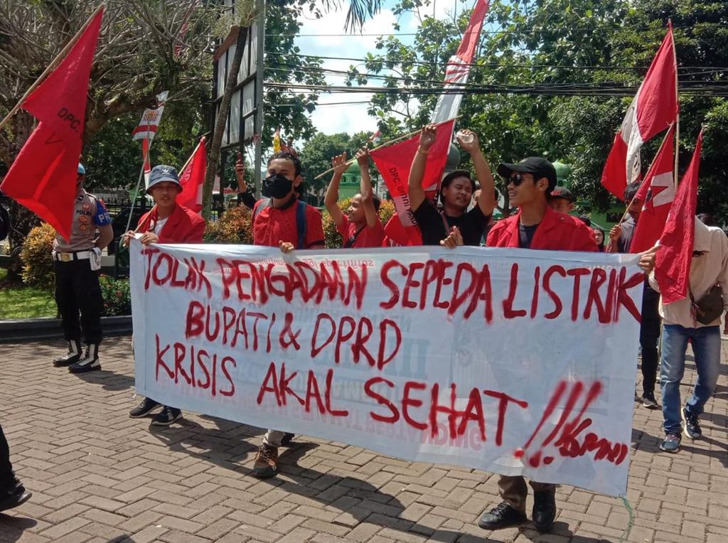 Mahasiswa Demo Bupati Pandeglang, Tolak Wacana Sepeda Listrik RT/RW