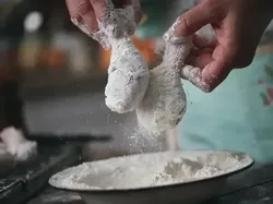 Duh! Tak Bisa Menolak, 7 Orang Ini Terpaksa Telan Makanan Tak Enak