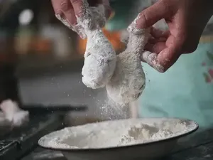 Duh! Tak Bisa Menolak, 7 Orang Ini Terpaksa Telan Makanan Tak Enak Duh! Tak Bisa Menolak, 7 Orang Ini Terpaksa Telan Makanan Tak Enak