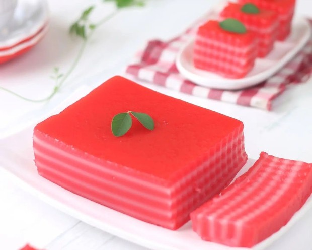 Menu makanan khas nusantara/foto: pinterest.com/resepmamiku Menghidangkan lapis dengan warna khas bendera Indonesia ketika momen kemerdekaan dapat menggugah selera untuk disantap bersama.