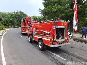 Mobil PMK Terguling di depan Bambu Runcing, Dua Petugas Luka Lecet dan Syok