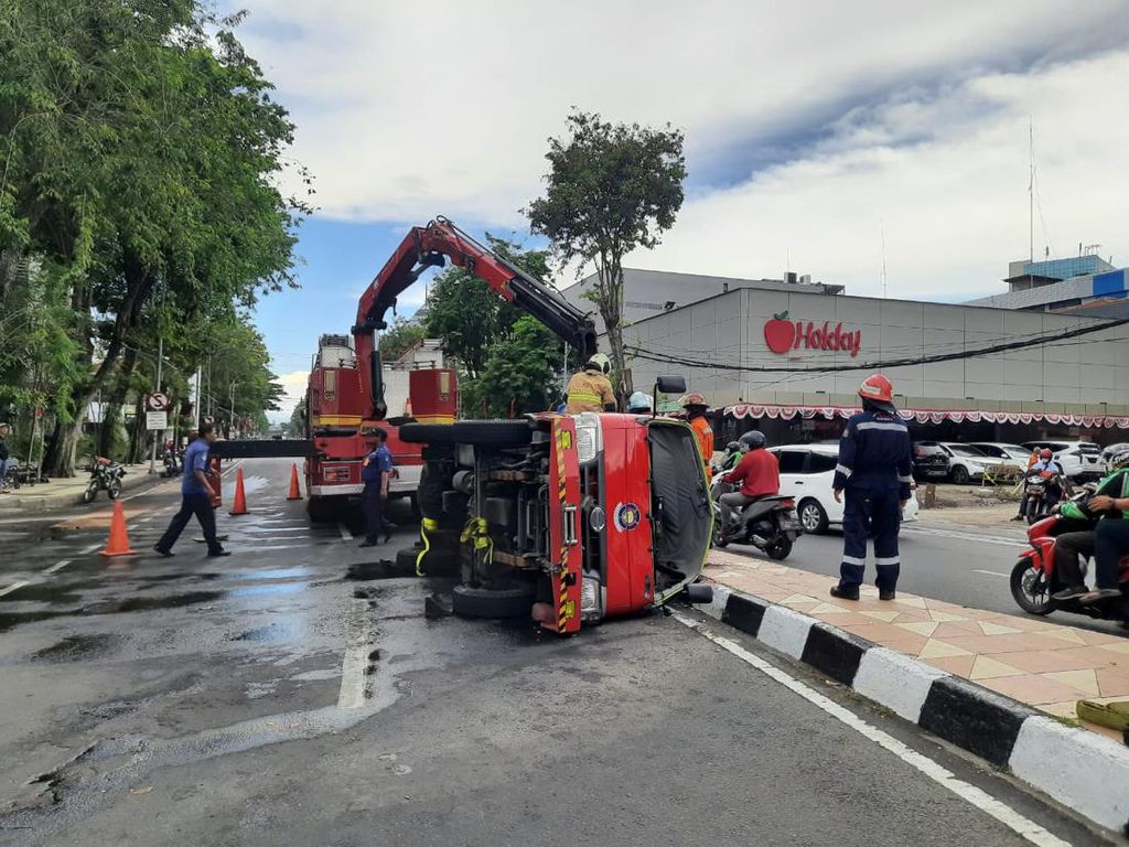 Mobil PMK Surabaya Terguling Hindari Kendaraan: Tolong Diberi Jalan Dulu