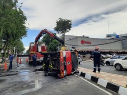 Mobil PMK Terguling di Depan Bambu Runcing Hendak Padamkan Kebakaran di Ngagel