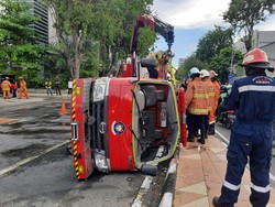 Mobil PMK Terguling di Depan Bambu Runcing Surabaya