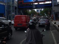 Lalin di Kawasan Bambu Runcing Padat Dampak Mobil PMK Terguling