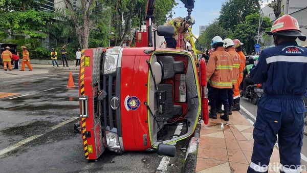 Evakuasi Mobil PMK yang Terguling di Sekitar Monumen Bambu Runcing