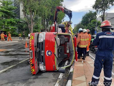Evakuasi Mobil PMK yang Terguling di Sekitar Monumen Bambu Runcing