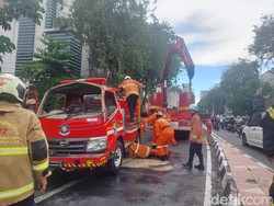 Detik-detik Mobil PMK Terguling di Depan Bambu Runcing Surabaya