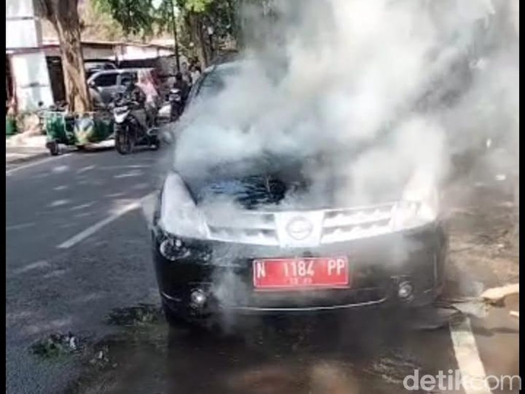 Mobil Dinas Kantor Pajak Probolinggo Terbakar