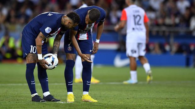 PARIS, FRANCE - AUGUST 13: Neymar Jr and Kylian Mbappe of Paris Saint-Germain speak before a penalty kick during the Ligue 1 match between Paris Saint-Germain and Montpellier HSC at Parc des Princes on August 13, 2022 in Paris, France. (Photo by Aurelien Meunier - PSG/PSG via Getty Images)