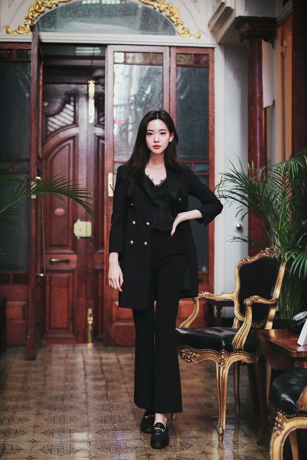 Outfit serba hitam/Foto: Instagram.com/Milkcocoa Outfit serba hitam