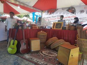 Warga Binaan Lapas di Sulbar Pamerkan Hasil Kerajinan Tangan Sambut HUT RI Warga Binaan Lapas di Sulbar Pamerkan Hasil Kerajinan Tangan Sambut HUT RI