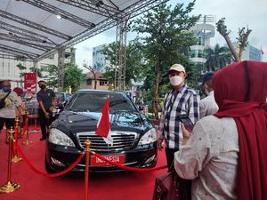 Pengunjung Antusias Lihat Pameran Mobil Dinas Soekarno-Jokowi di Sarinah