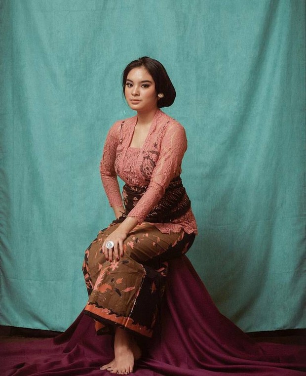 Pesona Syandria Kameron Cicit Soekarno Dalam Balutan Kebaya Cantik Dan Elegan