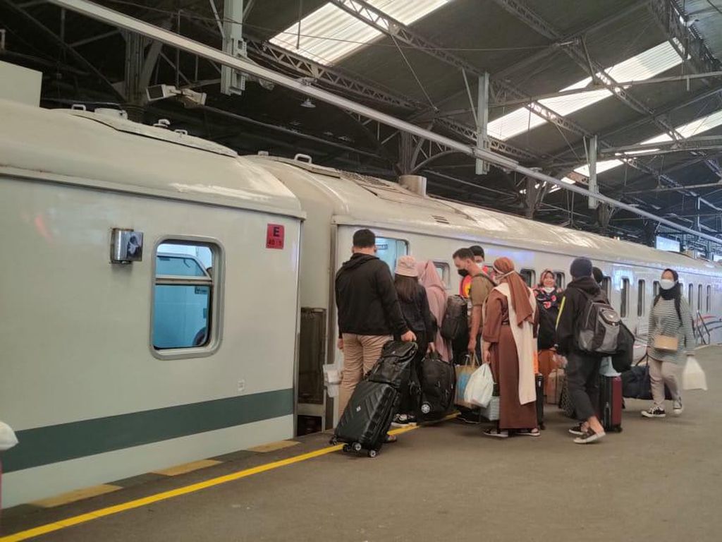 Heboh Aksi Nekat Penumpang Kejar Kereta di Stasiun Jogja
