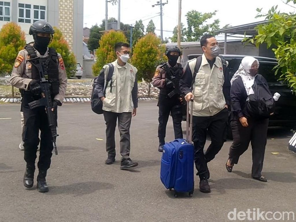 Periksa Kantor Pemkab Pemalang, Petugas KPK Bawa 2 Koper dari Ruang BKD Periksa Kantor Pemkab Pemalang, Petugas KPK Bawa 2 Koper dari Ruang BKD