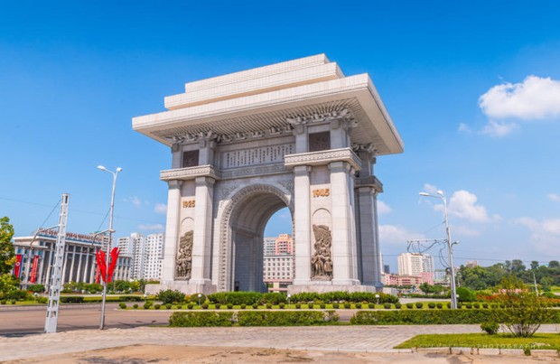 Potret bangunan Arch of Triumph di Korea Utara