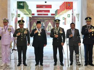 Momen Prabowo Disematkan Empat Bintang Kehormatan Utama Sekaligus