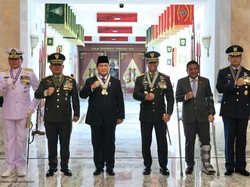 Prabowo Terima 4 Bintang Kehormatan Utama, Disematkan Panglima TNI hingga KSAD