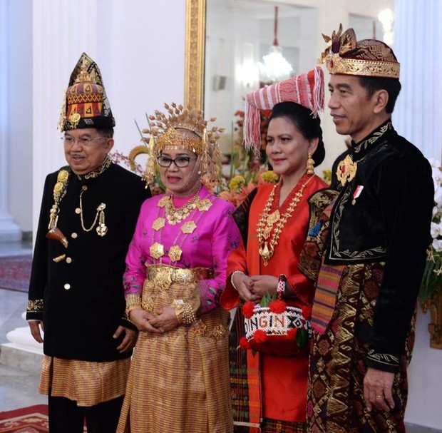 Presiden dan Ibu Negara mengenakan busana adat Bali dan Simalungun