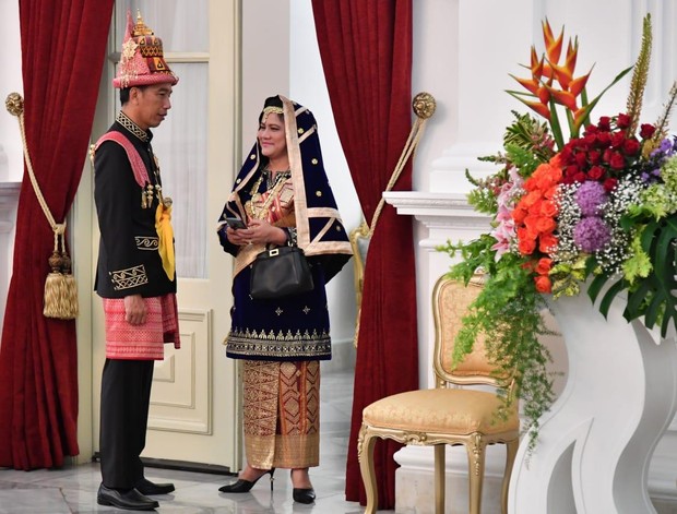 Presiden Jokowi dan Ibu Iriana/Foto : setneg.go.id Seperti sepasang pengantin, Presiden Jokowi dan Ibu Iriana mengenakan busana adat Aceh dan Minang