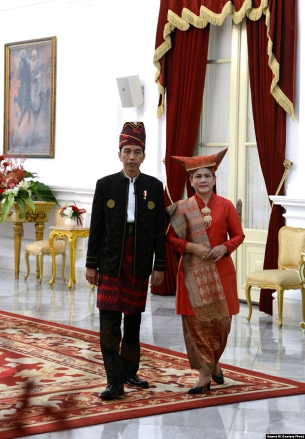 Presiden Jokowi dan Ibu Iriana/Foto : Setpres RI Presiden Jokowi dan Ibu Iriana mengenakan busana adat Kalimantan Selatan dan Minang