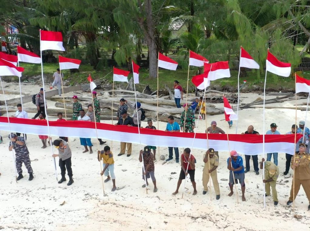 Merah Putih Dibentangkan, Agar Pulau Terluar di Papua Tidak Dicaplok Lagi
