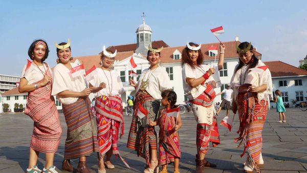 Rayakan HUT RI, Pegiat Wastra Ajak Pakai Kebaya dan Tenun