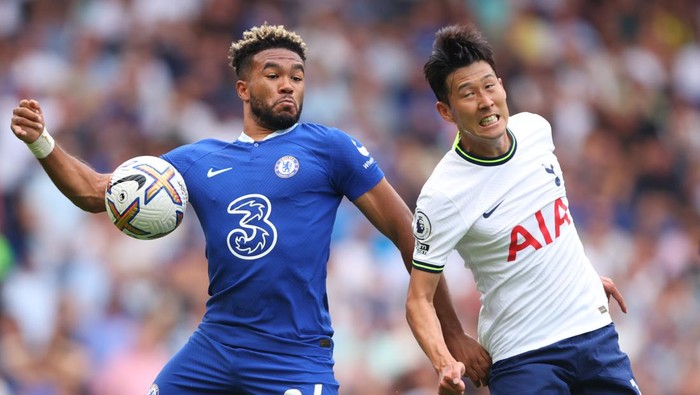 LONDON, ENGLAND - AUGUST 14: Son Heung-min of Tottenham Hotspur in action with Reece James of Chelsea during the Premier League match between Chelsea FC and Tottenham Hotspur at Stamford Bridge on August 14, 2022 in London, United Kingdom. (Photo by Marc Atkins/Getty Images)