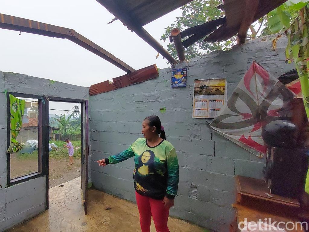 Sejumlah Rumah di Bandung Hancur Diterjang Angin Puting Beliung