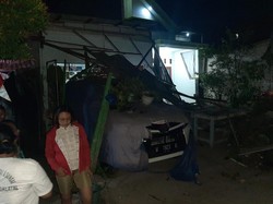 Sopir Mabuk, Truk Boks Tabrak 4 Rumah Warga di Gresik