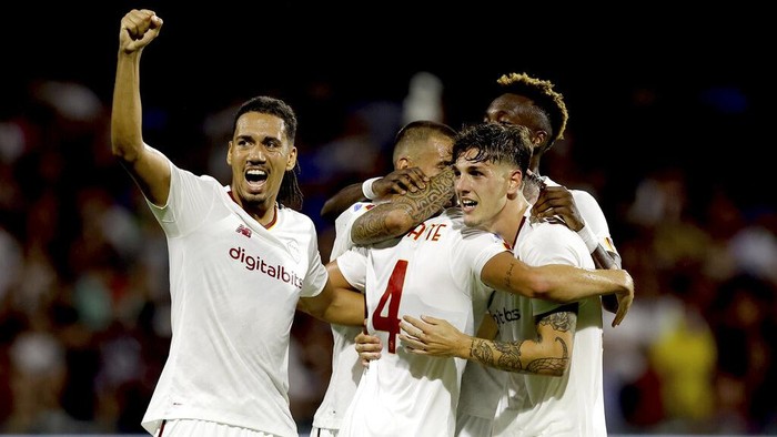 Romas Bryan Cristante, center, celebrates scoring his sides first goal during the Italian Serie A soccer match between Salernitana vs Roma at the Arechi stadium in Salerno, Italy, Sunday, Aug. 14, 2022. (Alessandro Garofalo/LaPresse via AP)
