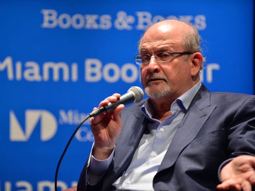 Pelaku Penikaman Salman Rushdie Ngaku Tak Bersalah
