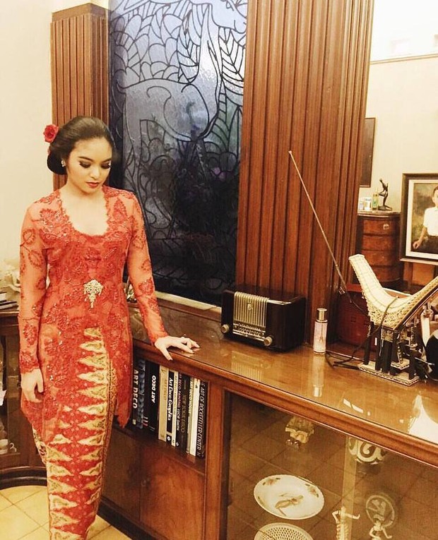 Pesona Syandria Kameron Cicit Soekarno Dalam Balutan Kebaya Cantik Dan Elegan