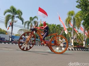 Nyentrik! Spiderman Gowes Keliling Klaten Naik Sepeda Kayu Raksasa Nyentrik! Spiderman Gowes Keliling Klaten Naik Sepeda Kayu Raksasa