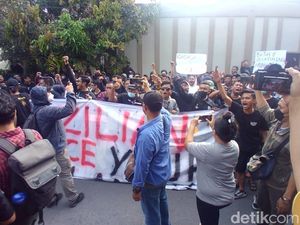 Suporter Geruduk Mess Persis Solo, Desak Jacksen Out! Suporter Geruduk Mess Persis Solo, Desak Jacksen Out!
