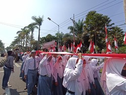 Ratusan Siswa di Kota Blitar Kirab Bendera Merah Putih Sepanjang 520 Meter