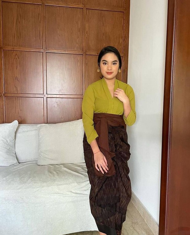 Pesona Syandria Kameron Cicit Soekarno Dalam Balutan Kebaya Cantik Dan Elegan