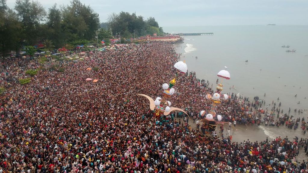 Wow... Foto Drone Rekam Ribuan Orang Ikut Perayaan Tabuik Pariaman