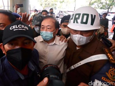 Ekspresi Surya Darmadi Tersangka Korupsi Rp 78 T Saat Tiba di Kejagung