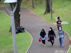 Tebet Eco Park Dibuka Lagi, Ramai Pengunjung di Akhir Pekan