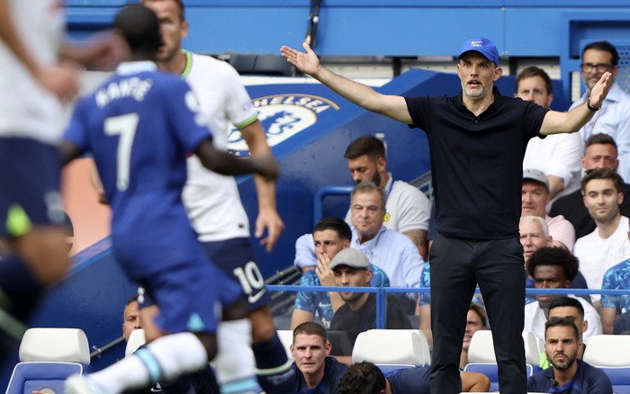 Chelseas head coach Thomas Tuchel, right, reacts during the English Premier League soccer match between Chelsea and Tottenham Hotspur at Stamford Bridge Stadium in London, Sunday, Aug. 14, 2022. (AP Photo/Ian Walton)