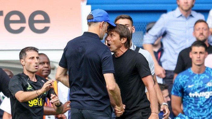 LONDON, ENGLAND - AUGUST 14: Head Coachs Antonio Conte of Tottenham Hotspur and Thomas Tuchel of Chelsea had to be pulled apart at the end of their sides 2-2 draw and both received red cards from Referee Anthony Taylor during the Premier League match between Chelsea FC and Tottenham Hotspur at Stamford Bridge on August 14, 2022 in London, England. (Photo by Robin Jones/Getty Images)