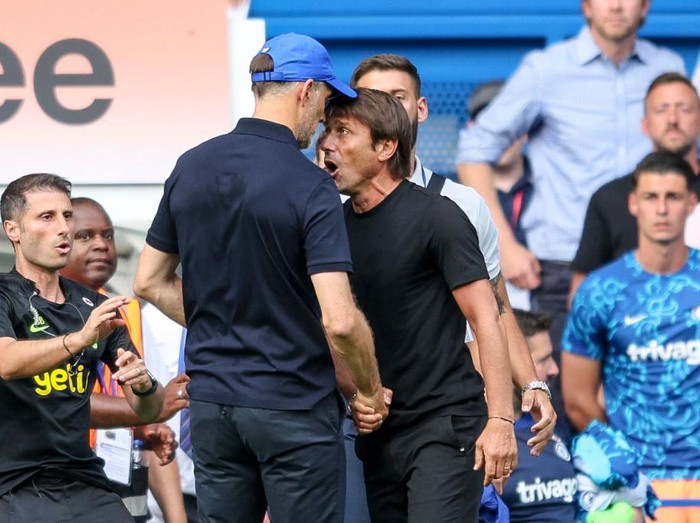 LONDON, ENGLAND - AUGUST 14: Head Coachs' Antonio Conte of Tottenham Hotspur and Thomas Tuchel of Chelsea had to be pulled apart at the end of their sides 2-2 draw and both received red cards from Referee Anthony Taylor during the Premier League match between Chelsea FC and Tottenham Hotspur at Stamford Bridge on August 14, 2022 in London, England. (Photo by Robin Jones/Getty Images)