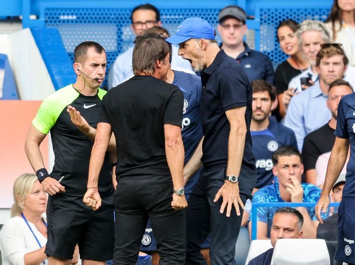LONDON, ENGLAND - AUGUST 14: Head Coachs' Antonio Conte of Tottenham Hotspur and Thomas Tuchel of Chelsea had to be pulled apart at the end of their sides 2-2 draw and both received red cards from Referee Anthony Taylor during the Premier League match between Chelsea FC and Tottenham Hotspur at Stamford Bridge on August 14, 2022 in London, England. (Photo by Robin Jones/Getty Images)