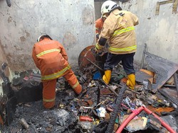 Butuh 1 Jam Padamkan Api yang Membakar Rumah di Jalan Ngagel